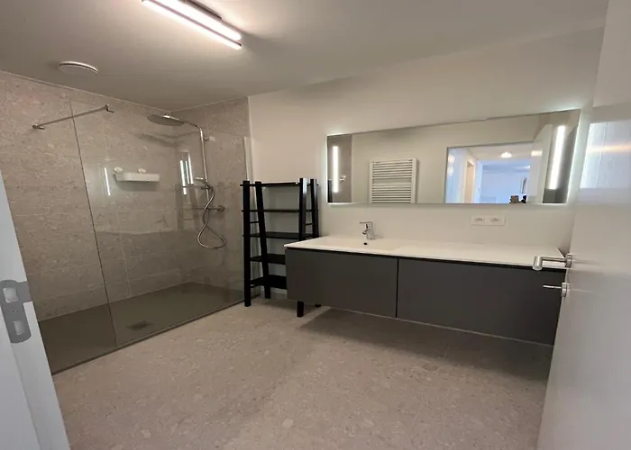 In Near The Marina 니우포르트